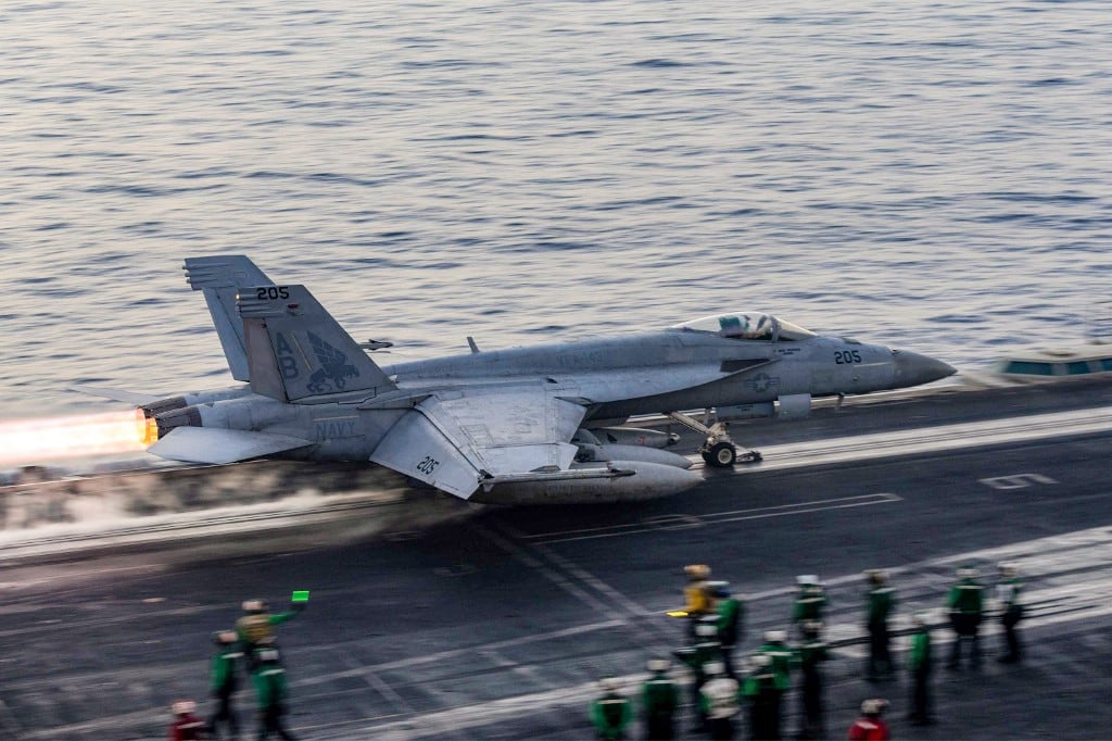 Esta foto, publicada por el Servicio de Distribución de Información Visual de Defensa de EE.UU. (DVIDS), muestra un caza de ataque estadounidense F/A-18 Super Hornet despegando del portaaviones USS Harry S. Truman de clase Nimitz de la Armada estadounidense en alta mar el 16 de marzo de 2025. (Foto de Mekhi MANSON / DVIDS / AFP)