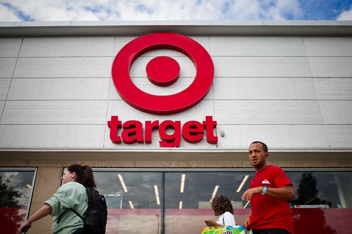 Los peatones pasan por una tienda Target en el vecindario de Tenleytown en Washington, DC, el 17 de agosto de 2022 (Foto: Mandel Ngan / AFP)