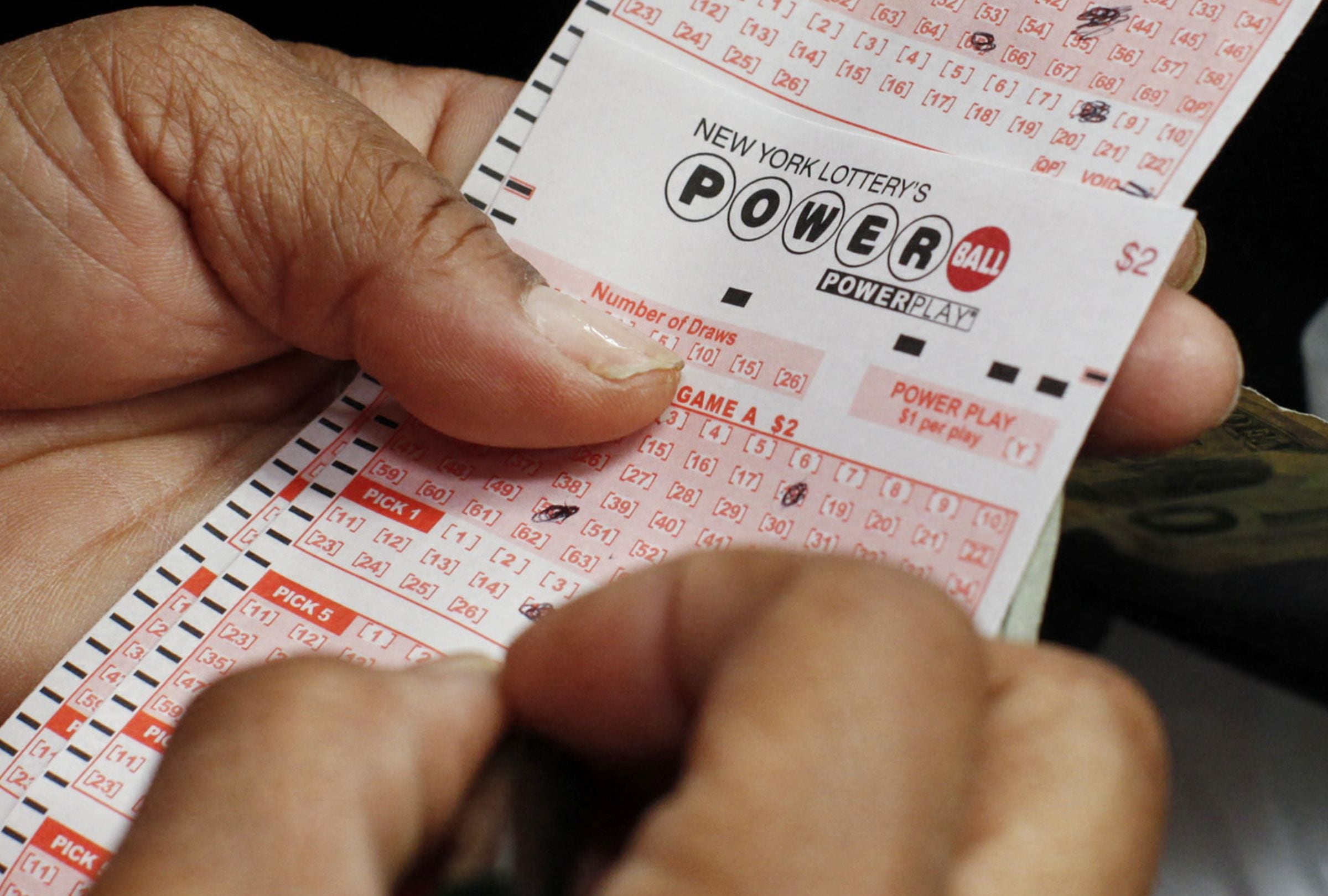 Revisa esta nota para conocer los números ganadores del Powerball en el sorteo del 31/12/2025 y averiguar si el premio mayor ya tiene dueño. (Foto: KENA BETANCUR / AFP)