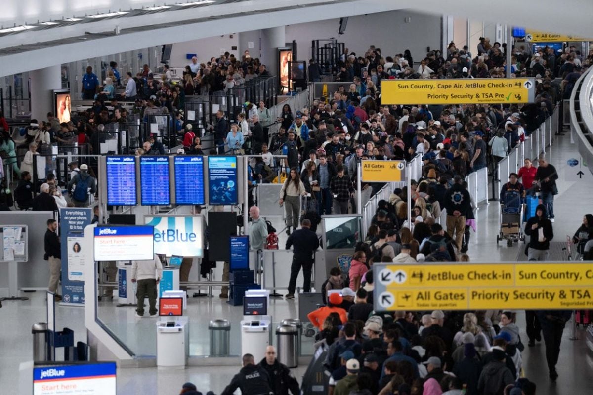 Agentes de la TSA llevan más de 5 semanas trabajando sin cobrar por un cierre parcial del gobierno. Los aeropuertos están colapsados con filas interminables. (Foto: Adam Gray / Getty Images via AFP)