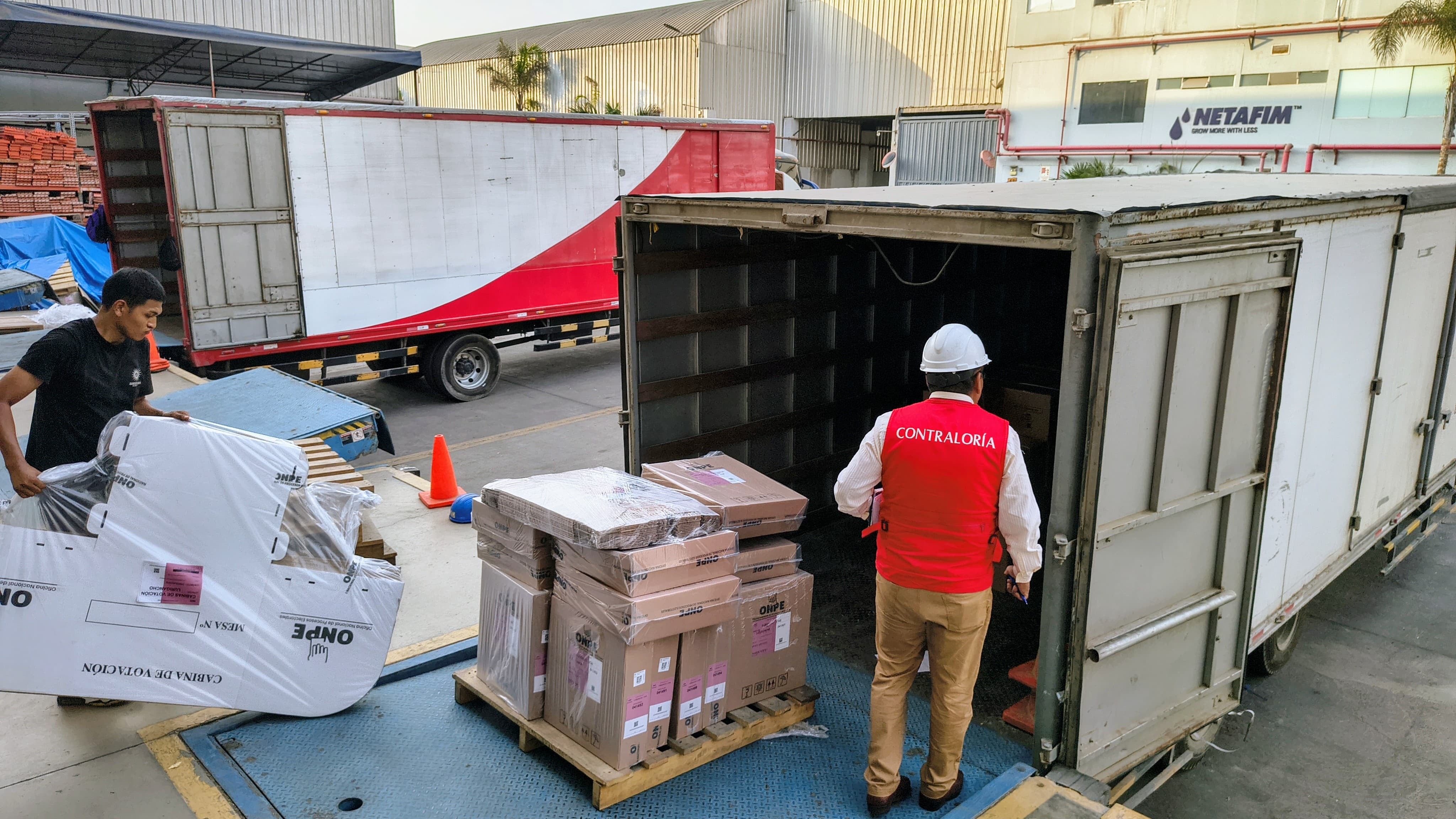 Auditores verifican que vehículos y transportistas cumplan con los requisitos establecidos por la ONPE.