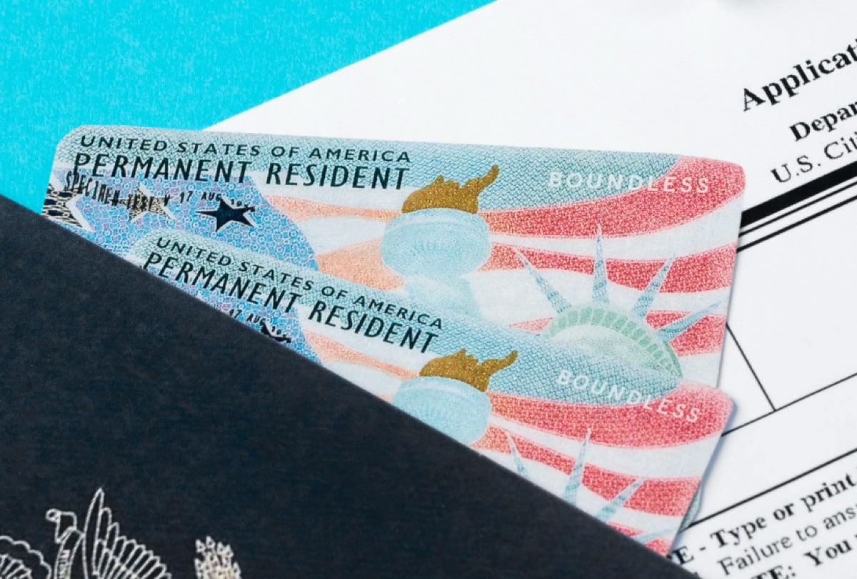 USCIS exige pedir una nueva tarjeta cuando se pierde, se daña o contiene errores (Foto: Magnific)