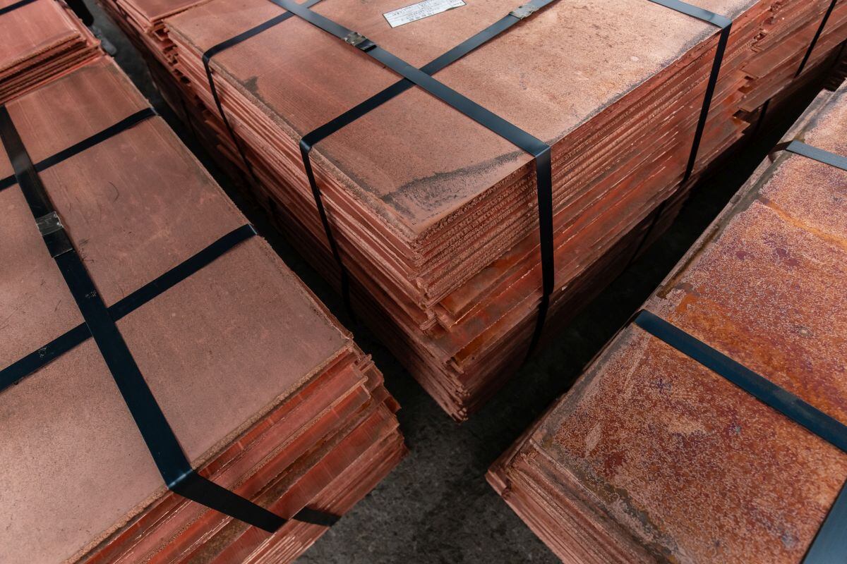 Placas de cobre en un área de almacenamiento de una planta de electrólisis de cobre en la mina Zijinshan, operada por Zijin Mining Group Co., en Longyan, China, el lunes 23 de septiembre de 2024. Fotógrafo: Qilai Shen/Bloomberg