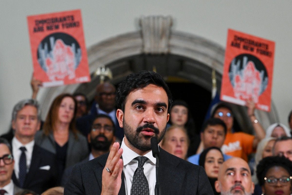Mamdani durante una conferencia de prensa para anunciar una demanda contra la nueva norma federal de "carga pública", que podría dificultar que los inmigrantes obtengan la residencia permanente si dependen de ayudas públicas (Foto: Angela Weiss / AFP)