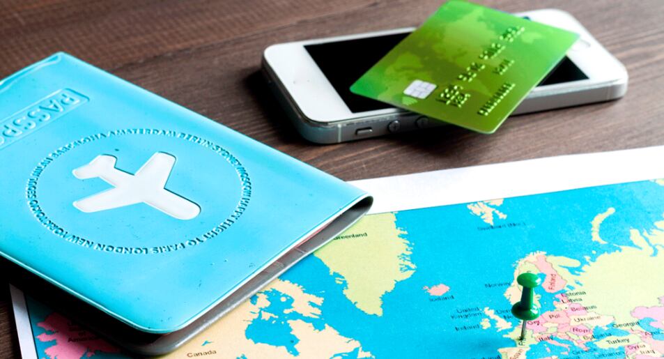 Expertos analizan aspectos positivos y negativos de usar tarjetas de c´redito en dólares en el extranjero. Foto: ResuelveTuDeuda