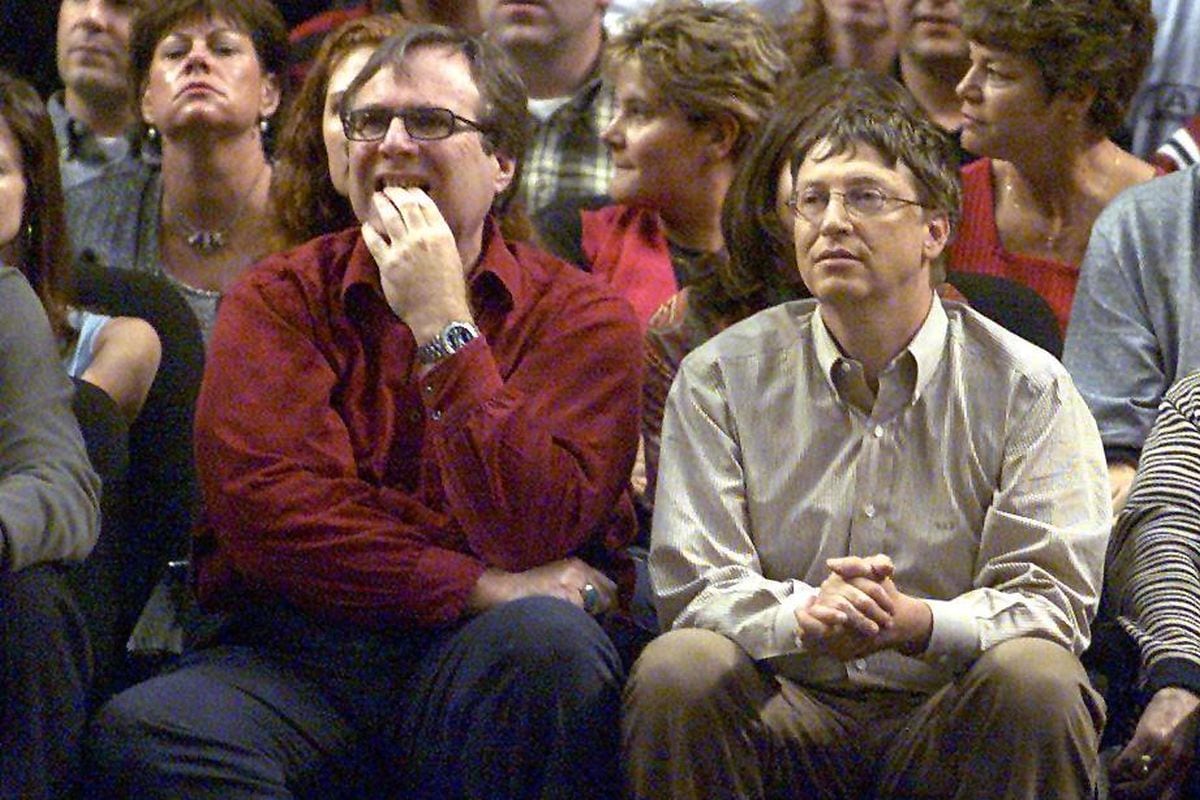 Fotografía del 26 de mayo de 2000 donde están los cofundadores de Microsoft, Paul Allen y Bill Gates, mirando el tercer juego de las Finales de la Conferencia Oeste entre Los Angeles Lakers y Portland Trail Blazers en Portland, Oregon (Foto: George Frey / AFP)