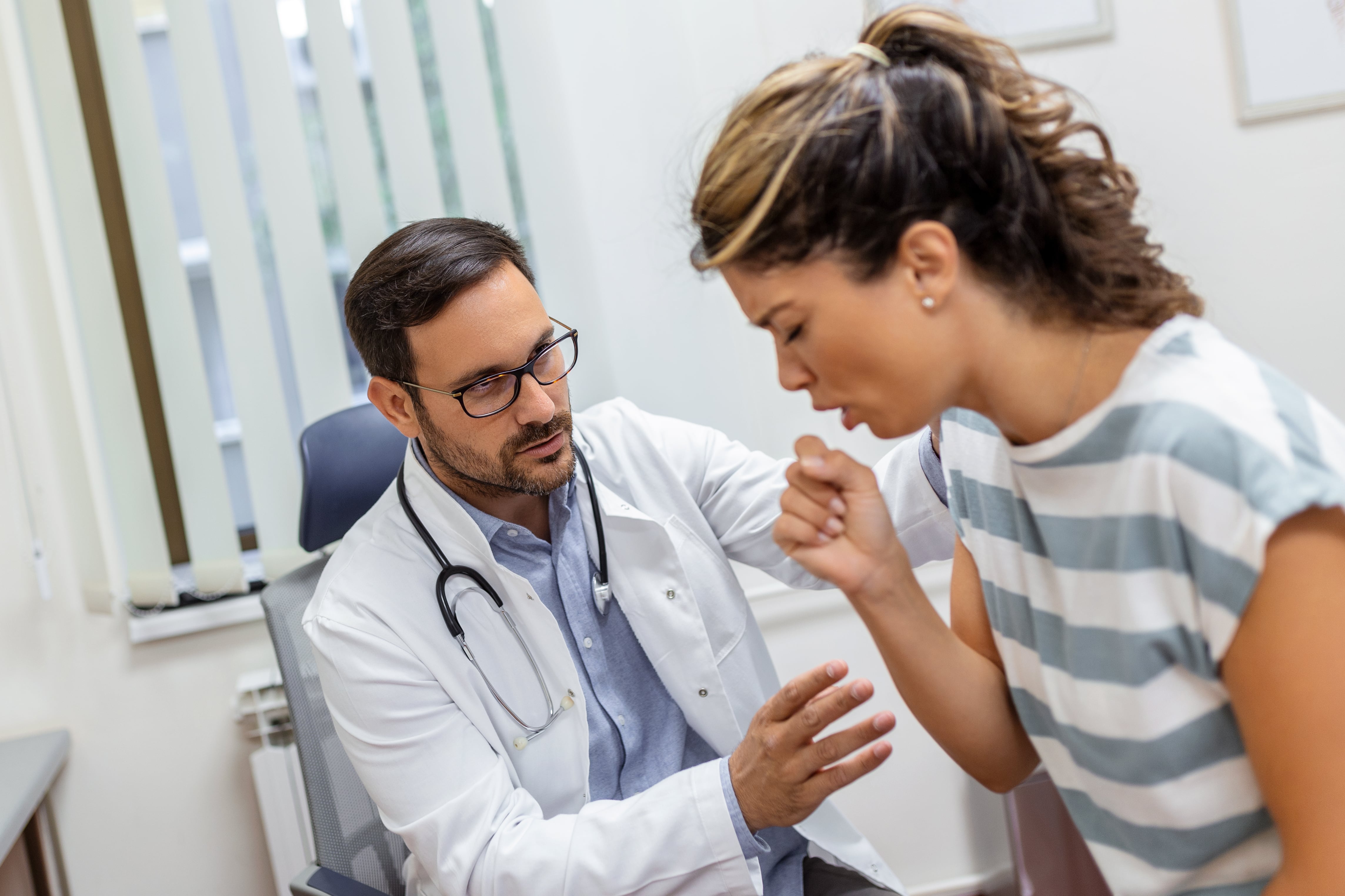 Desde el 1 de julio de 2026 entran en vigor nuevos salarios mínimos para trabajadores de hospitales, clínicas y centros de salud en California, con montos que varían entre 19.28 y 25 dólares la hora (Foto: Freepik)