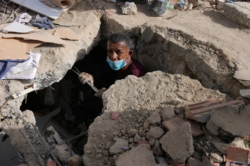 Franklin Fuentes busca familiares desaparecidos en el edificio derrumbado donde vivían, dos días después de los terremotos, en La Guaira, Venezuela, el 26 de junio de 2026. (Foto AP/Ariana Cubillos, Archivo)