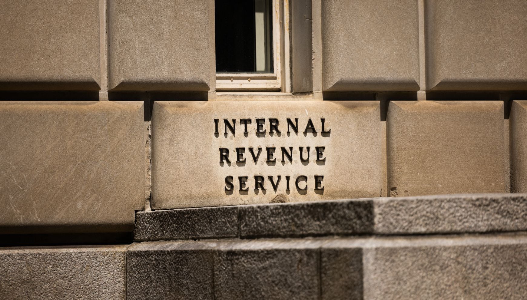 Los programas de IRS buscan dar un respiro a contribuyentes que no pueden cubrir el total que adeudan. En la imagen, el edificio de la sede del Servicio de Impuestos Internacionales se ve el 21 de agosto de 2024 en Washington, DC. (Foto: Tierney L. Cross / Getty Images vía AFP)