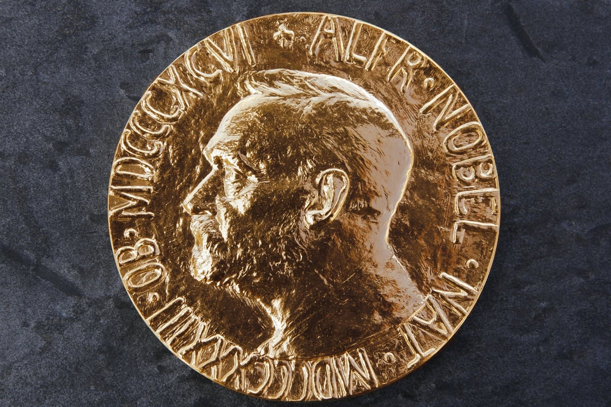Una fotografía tomada el 8 de octubre de 2004 en Oslo muestra la medalla del Premio Nobel de la Paz. (Gunnar Lier / NTB / AFP)