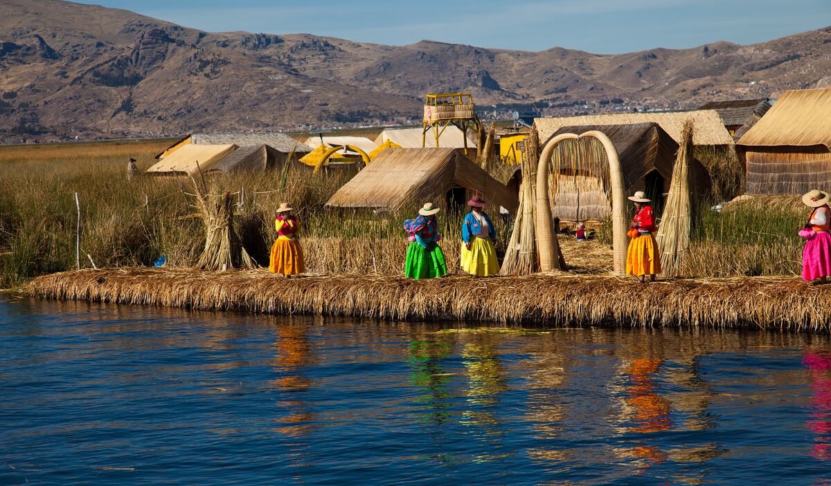 Ante el descenso del nivel de las aguas en el lago Titicaca, la Cámara de Comercio de Puno sostiene que se puede realizar el traslado de las islas hacia otra zonas a fin de mantener la actividad turística. (Foto: Shutterstock)