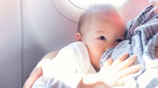 KLM provoca polémica tras pedir a madres que se cubran al dar el pecho