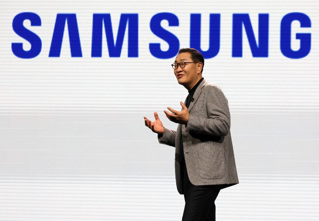 (ARCHIVOS) El vicepresidente y director ejecutivo de Samsung Electronics, Jong-Hee Han, pronuncia un discurso inaugural en el CES 2022 en The Venetian Las Vegas el 4 de enero de 2022 en Las Vegas, Nevada. El codirector ejecutivo de Samsung Electronics, Han Jong-hee, a quien se le atribuye el impulso global del negocio de televisores del gigante tecnológico surcoreano, falleció de un infarto el 25 de marzo de 2025, según informó la compañía a AFP. (Foto de Ethan Miller / GETTY IMAGES NORTH AMERICA / AFP)