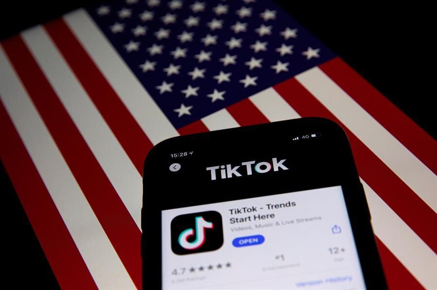 La orden ejecutiva de Donald Trump prohíbe nuevas descargas de TikTok desde el domingo y vetará su uso definitivo en Estados Unidos a partir del 12 de noviembre a menos que se materialice un acuerdo para reestructurar su propiedad. (EFE/EPA/ROMAN PILIPEY).