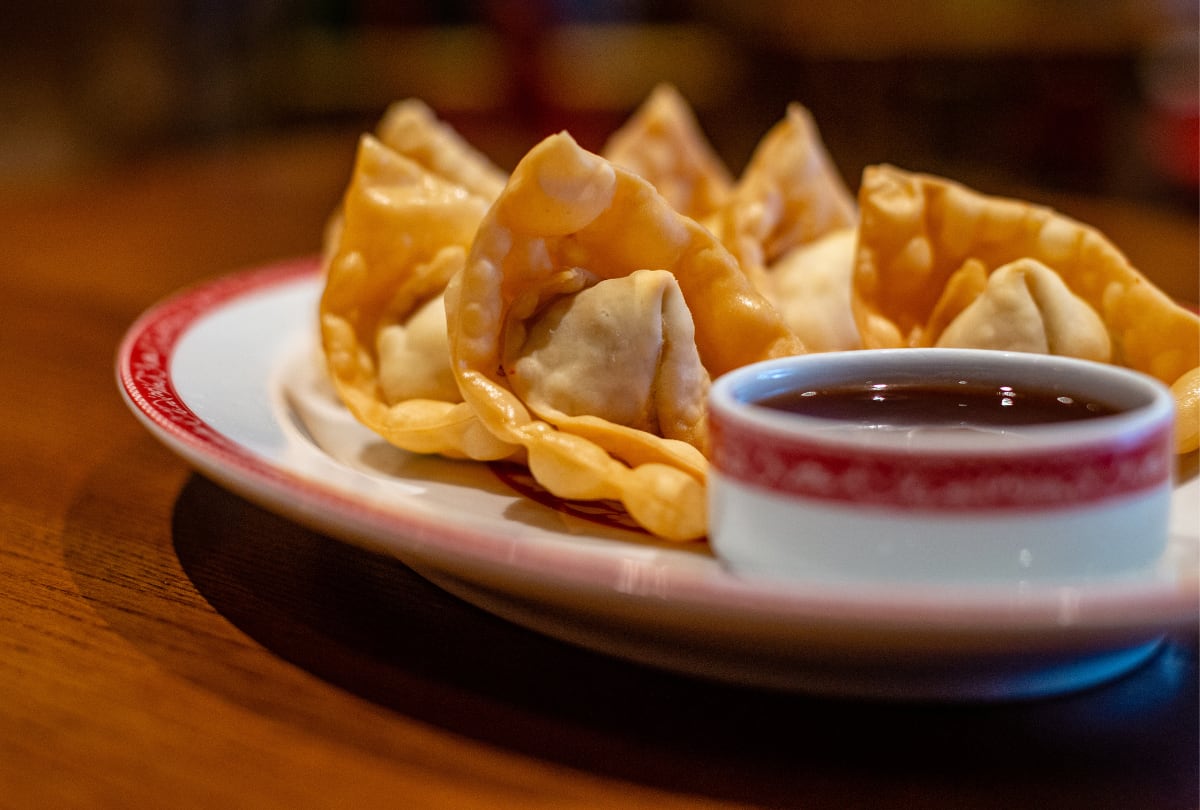 Se pueden degustar dos versiones de wantanes fritos: una opción con relleno de pollo, hongos y castañas; y otra, llamada Tusan, con relleno de cerdo y langostinos.