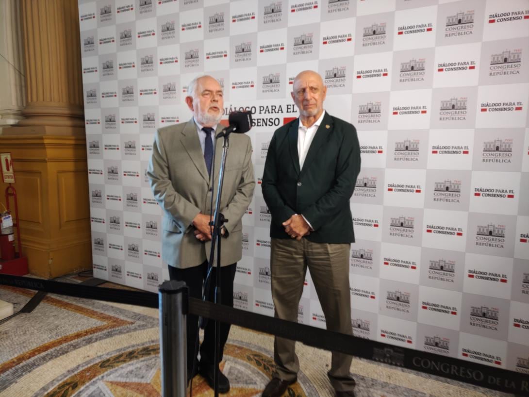 Cueto y Montoya son dos de los congresistas que se habrían beneficiado con ley que permite doble ingresos sin topes. Foto: difusión GEC