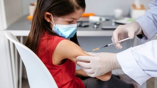 Pediatras europeos piden vacunar contra el COVID a niños y adolescentes