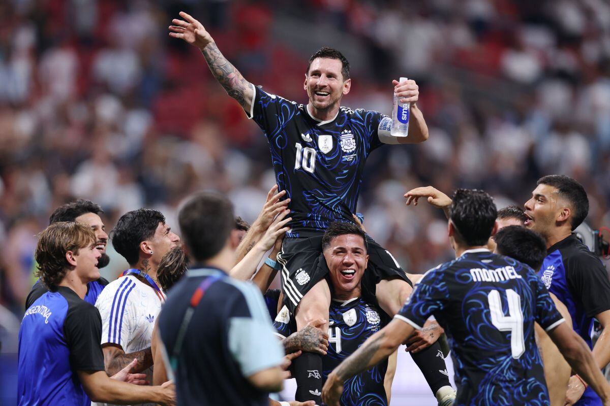 Argentina con las pulsaciones a mil remontó 2-1 a Inglaterra y, con Messi como bandera, confirmó que su mayor fortaleza es una identidad competitiva. | Foto: Selección Argentina / AFA