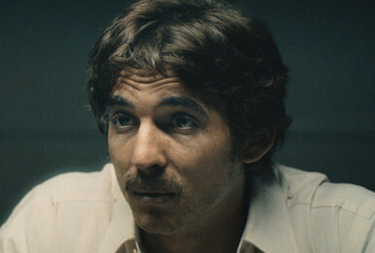 Miguel Herrán como José Juan Martínez Gómez, el líder de los atracadores, en la serie española "Asalto al Banco Central" (Foto: Netflix)