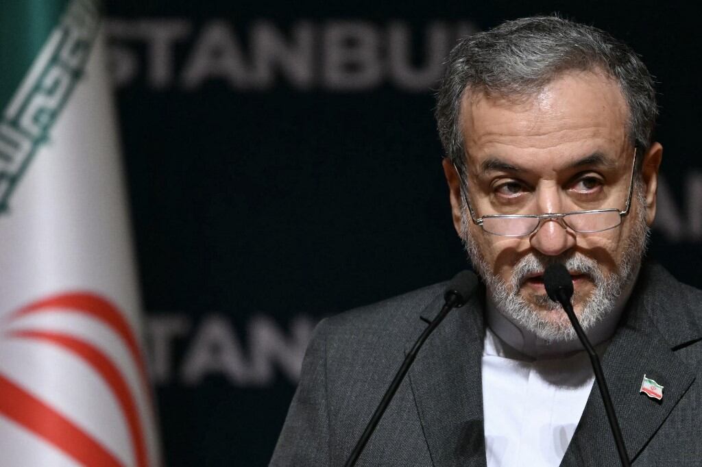 El ministro de Asuntos Exteriores de Irán, Abbas Araghchi, habla durante una conferencia de prensa en el Centro de Congresos Lutfi Kırdar en el marco de la 51ª sesión del Consejo de Ministros de Asuntos Exteriores de la Organización de Cooperación Islámica (OCI), en Estambul el 22 de junio de 2025. El ministro de Asuntos Exteriores de Irán, Abbas Araghchi, el 22 de junio de 2025, condenó los ataques estadounidenses a sitios nucleares clave como "indignantes" y dijo que su país tiene derecho a defender su soberanía. (Foto: OZAN KOSE / AFP)