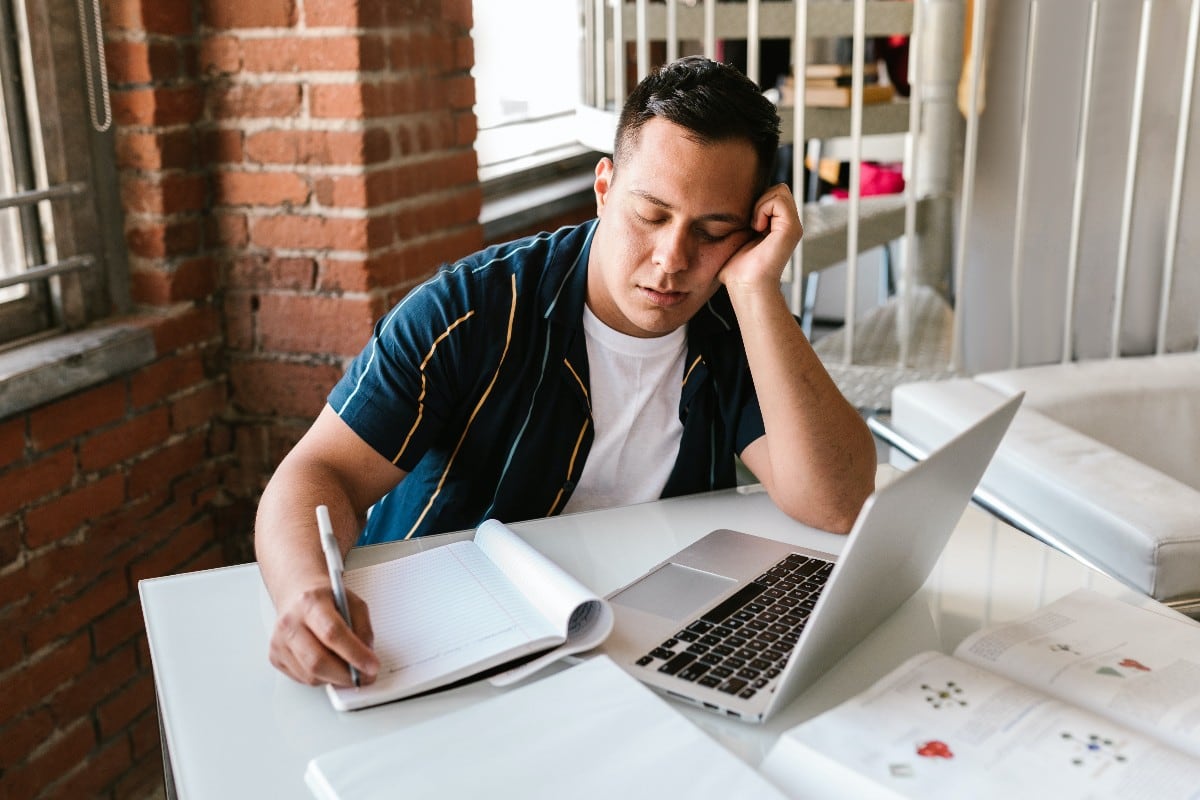 ¿Qué puedo hacer para que se me quite el sueño en el trabajo? (Foto: Pexels)