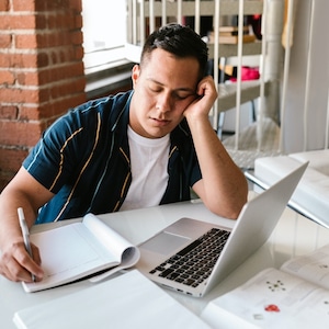 ¿Qué puedo hacer para que se me quite el sueño en el trabajo?