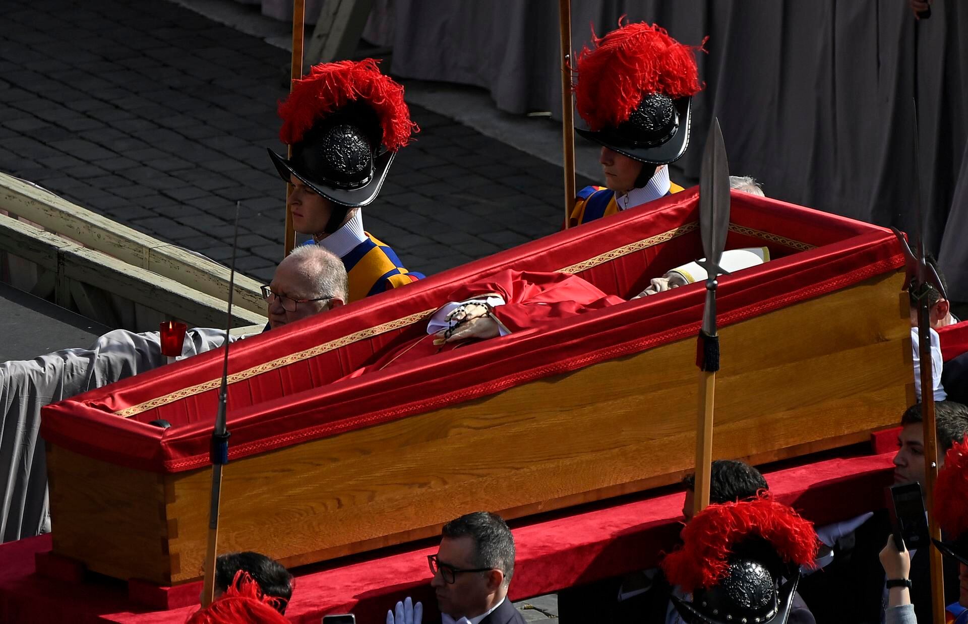 Portadores del féretro llevan el féretro del Papa Francisco a la Basílica de San Pedro en la Ciudad del Vaticano, el 23 de abril de 2025. EFE/EPA/RICCARDO ANTIMIANI