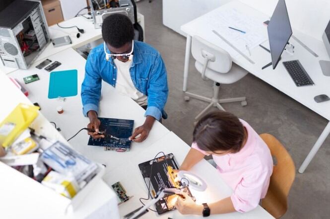 Muchos componentes de los RAEE pueden ser reutilizados o reciclados para la fabricación de nuevos productos. Foto: Recolecc