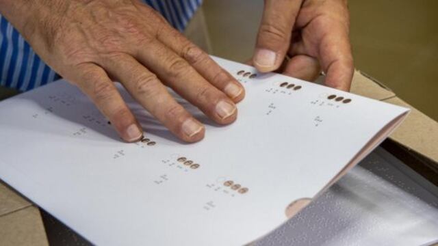 Uruguay imprime la Constitución en braille como “primer paso” hacia un país más accesible