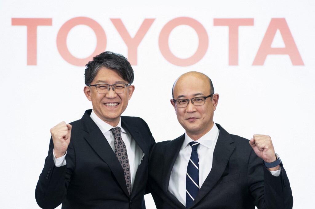 El director ejecutivo de Toyota Motor, Koji Sato (izq.), y el director de operaciones y CEO designado, Kenta Kon, posan tras una conferencia de prensa en Tokio el 6 de febrero de 2026.
