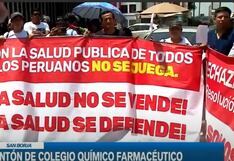 Farmacéuticos realizan plantón contra Indecopi para evitar venta de víveres en farmacias
