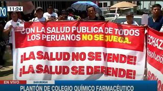 Farmacéuticos realizan plantón contra Indecopi para evitar venta de víveres en farmacias