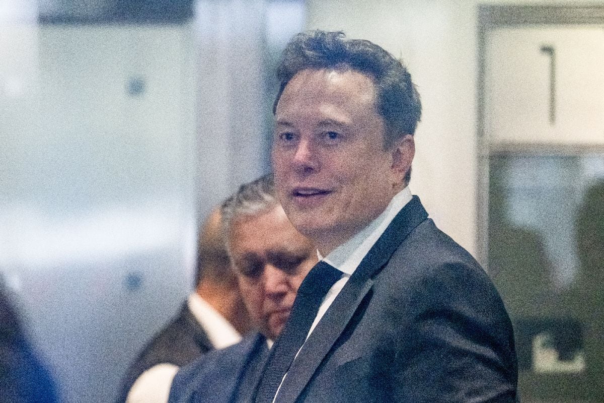 Elon Musk, director ejecutivo de Tesla Inc., llega al tribunal federal de Oakland, California, EE.UU., el martes 28 de abril de 2026. Elon Musk demanda a OpenAI y Microsoft Corp. alegando que la startup abandonó su misión original al recibir miles de millones de dólares en financiación del gigante del software y planificar su reestructuración. Fotógrafo: David Paul Morris/Bloomberg