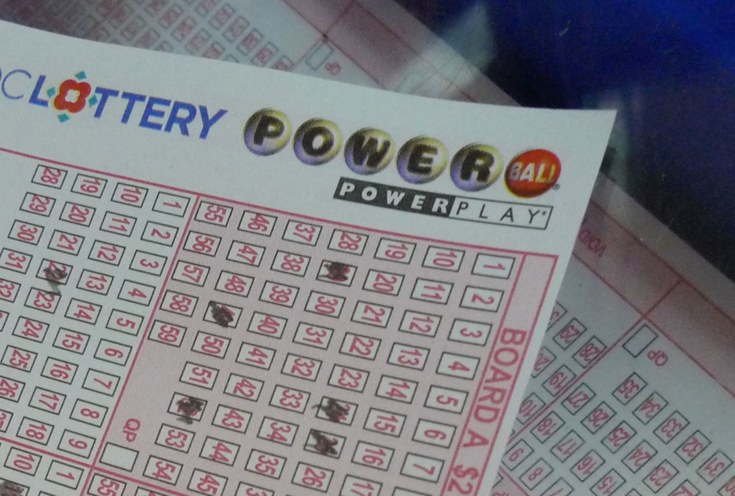 En esta nota conocerás los resultados del sorteo del Powerball del lunes 23 de marzo y descubrir si alguien se quedó con el premio mayor. (Foto: MANDEL NGAN / AFP)