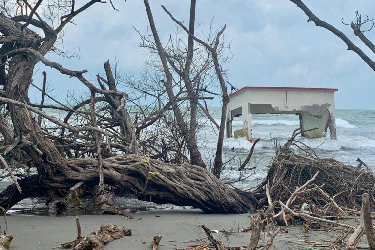 En la comunidad El Bosque, la infraestructura fue afectada por la erosión costera y el cambio climático. Foto: Thelma Gómez Durán