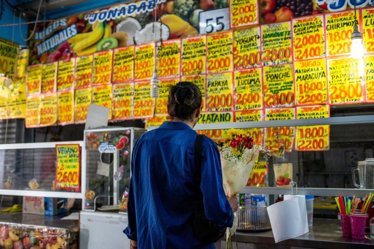 Un comprador en el mercado central de frutas y verduras de La Vega en Santiago, Chile, el lunes 20 de marzo de 2023.