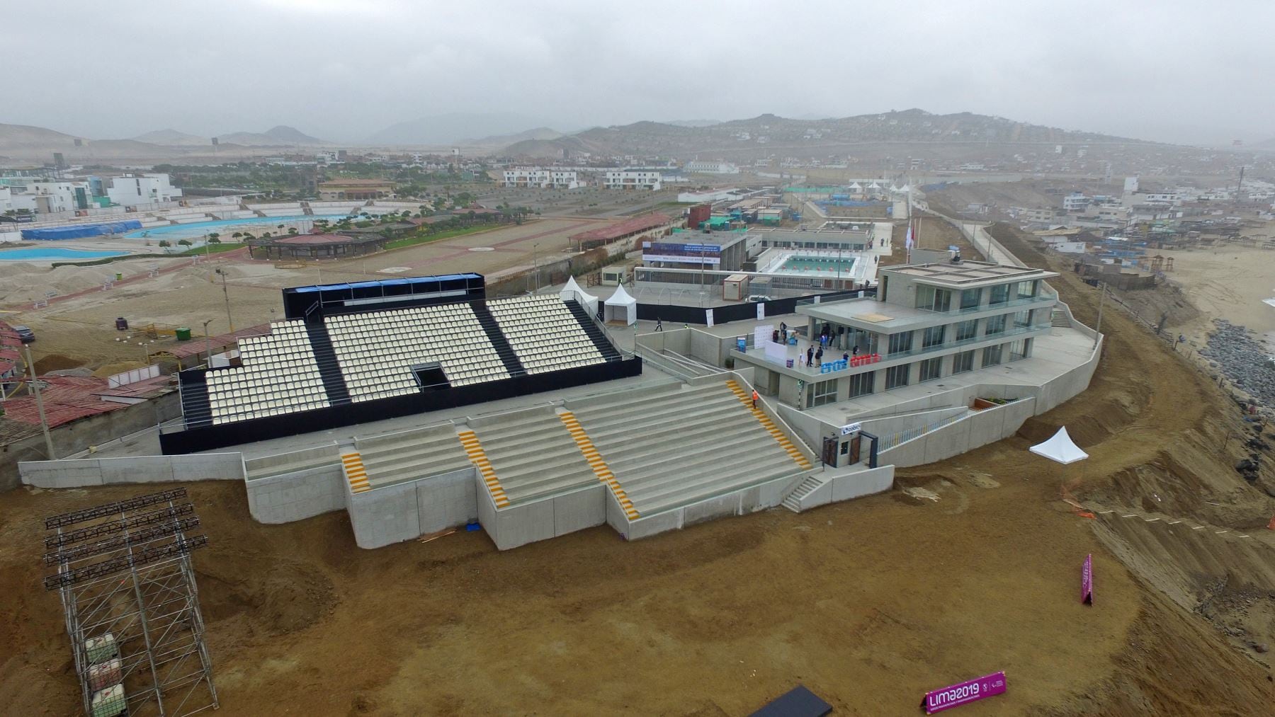 El Centro de Alto Rendimiento (CAR) de Surf de Punta Rocas fue construido para los Juegos Panamericanos Lima 2019 mediante el mecanismo de Obras por Impuestos, con una inversión de S/ 27.3 millones. Actualmente es administrado por el IPD. (Foto: Andina)