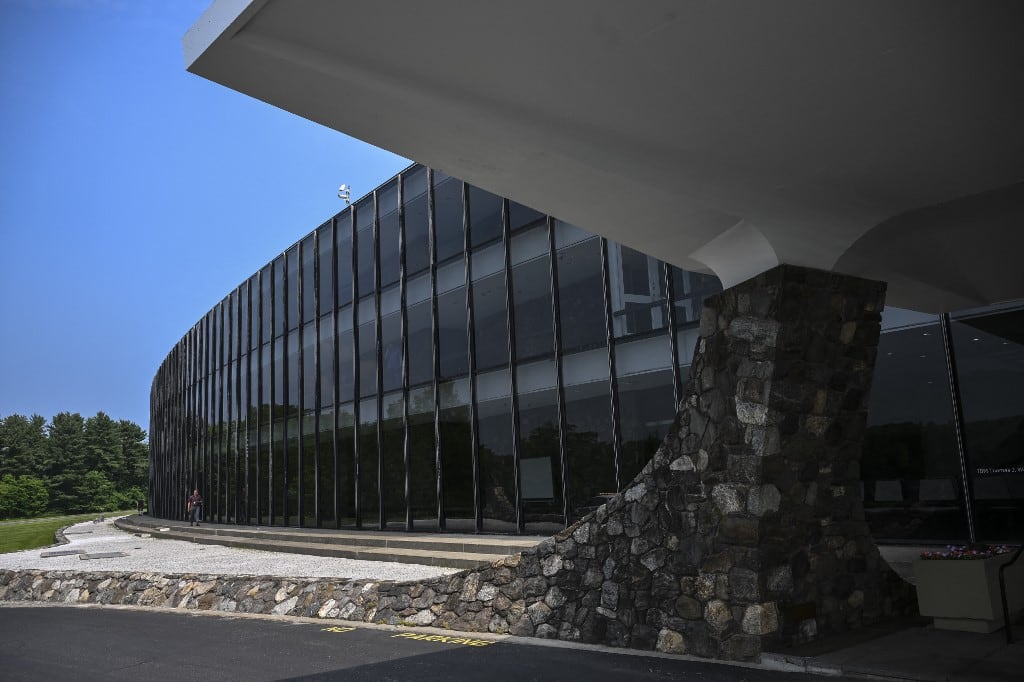 Una persona camina frente al Centro de Investigación Thomas J. Watson de IBM el 6 de junio de 2025 en Yorktown Heights, Nueva York. (Foto de ANGELA WEISS / AFP)