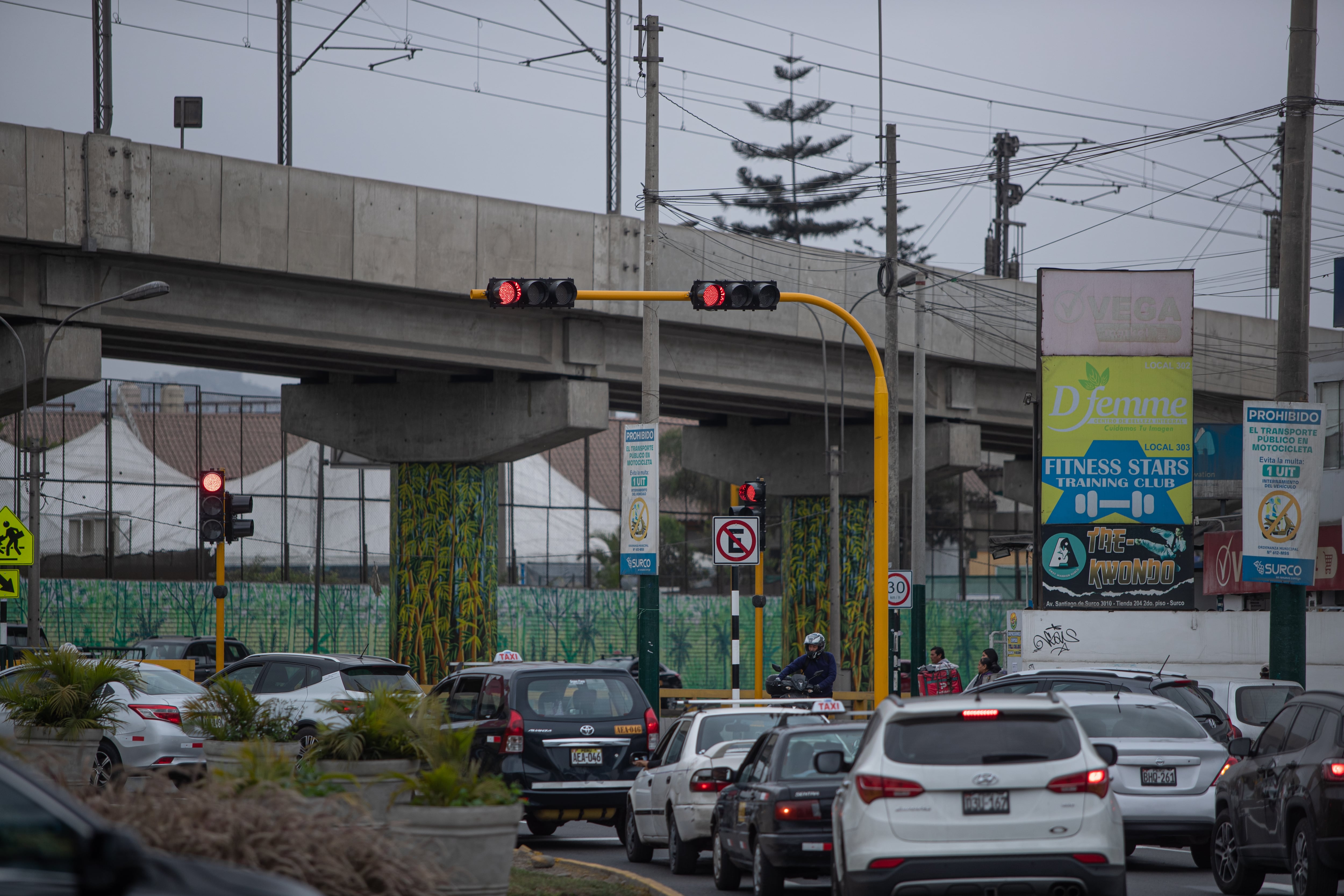 Los vehículos no respetan los semáforos, causando atoros y mayor congestión vehicular.