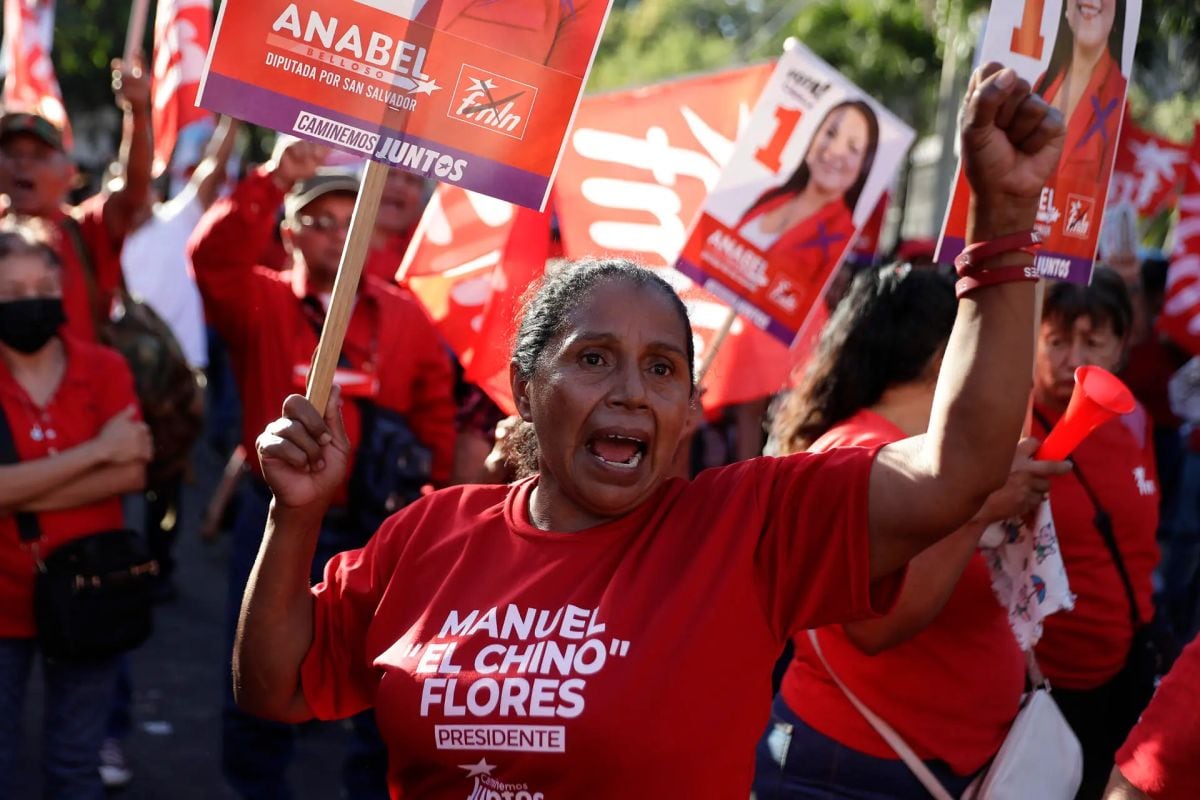 Simpatizantes del izquierdista Frente Farabundo Martí para la Liberación Nacional (FMLN) participan en un evento de cierre de campaña presidencial. Foto de EFE/ Rodrigo Sura