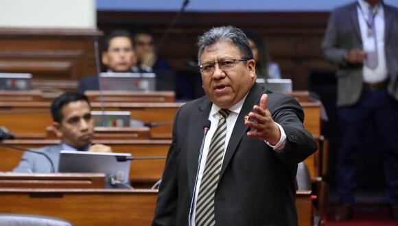 Legislador de Acción Popular Flores Ancachi desestimó las insinuaciones de favoritismo y defendió vehementemente su integridad profesional.  (Foto: Congreso)