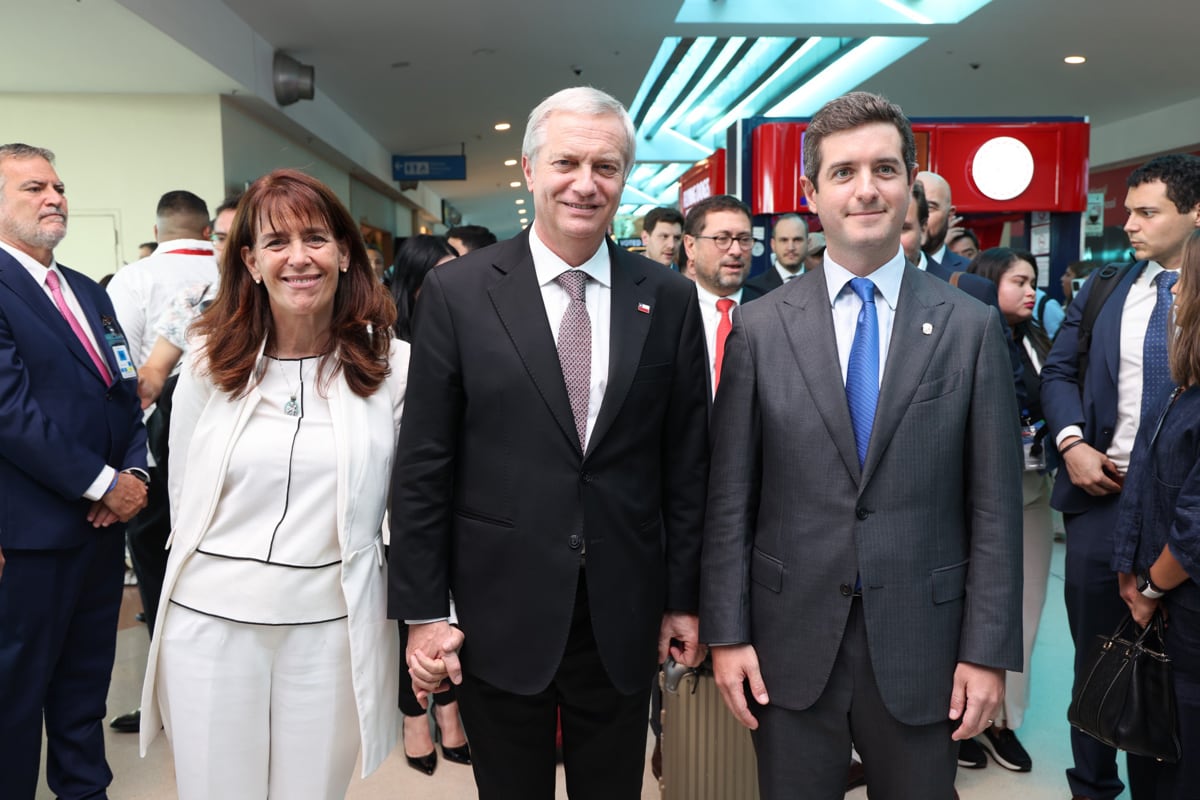Fotografía cedida por la Cancillería de Panamá que muestra al presidente electo de Chile, José Antonio Kast (c), posando junto a su esposa, María Pía Adriasola (i), y el vicecanciller de Panamá, Carlos Arturo Hoyos, este martes en Ciudad de Panamá (Panamá). Kast llegó a Panamá para participar en la segunda edición del Foro Económico Internacional América Latina y el Caribe 2026, bautizado como el Davos latinoamericano, junto a otros siete dignatarios de la región. EFE/ Cancillería de Panamá