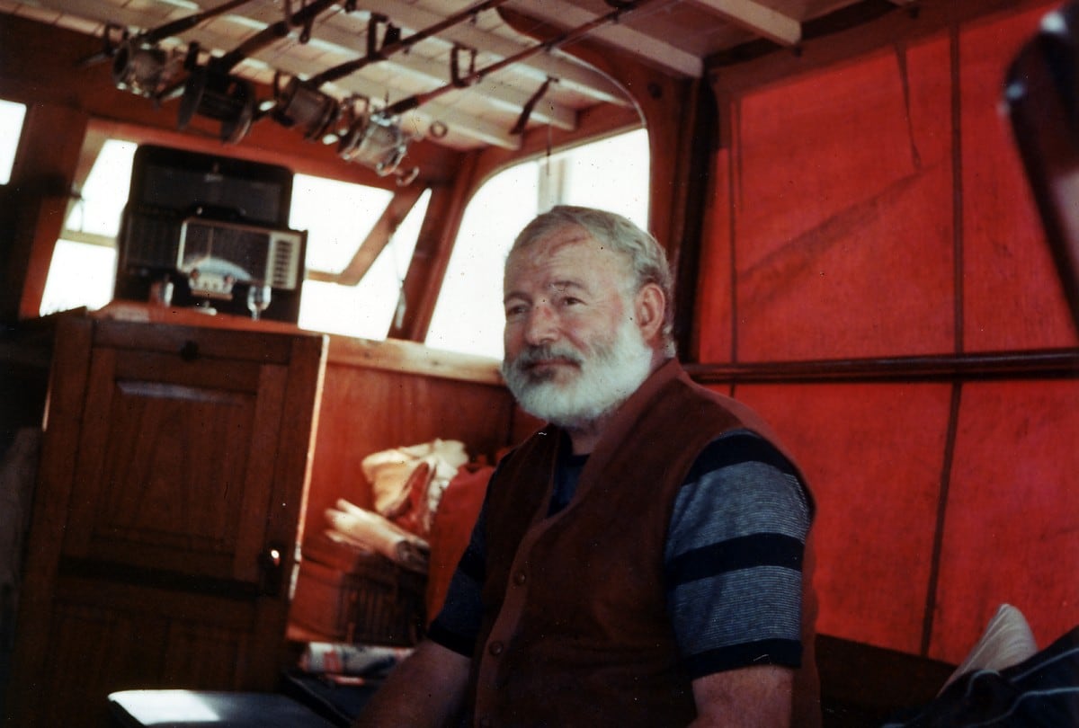 Ernest Hemingway en la cabina de su barco Pilar, en las aguas costeras de Cuba. | Crédito: John F. Kennedy library