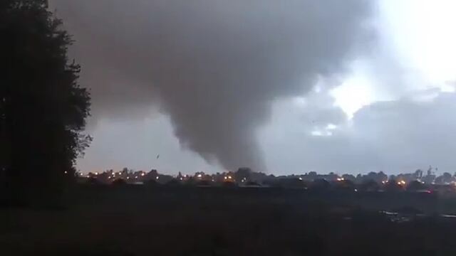 Chile: Dos tornados vuelan techos, autos y postes en el sur del país