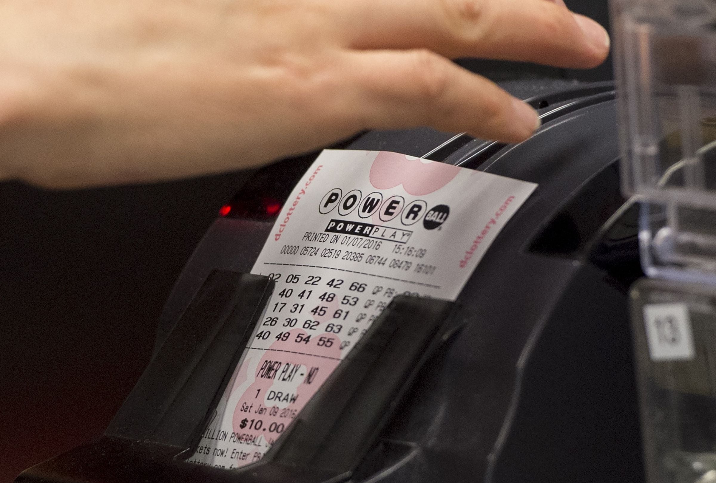 Revisa esta nota para que descubras quién ganó el Powerball hoy, sábado 25 de abril, en EE.UU. (Foto: SAUL LOEB / AFP)