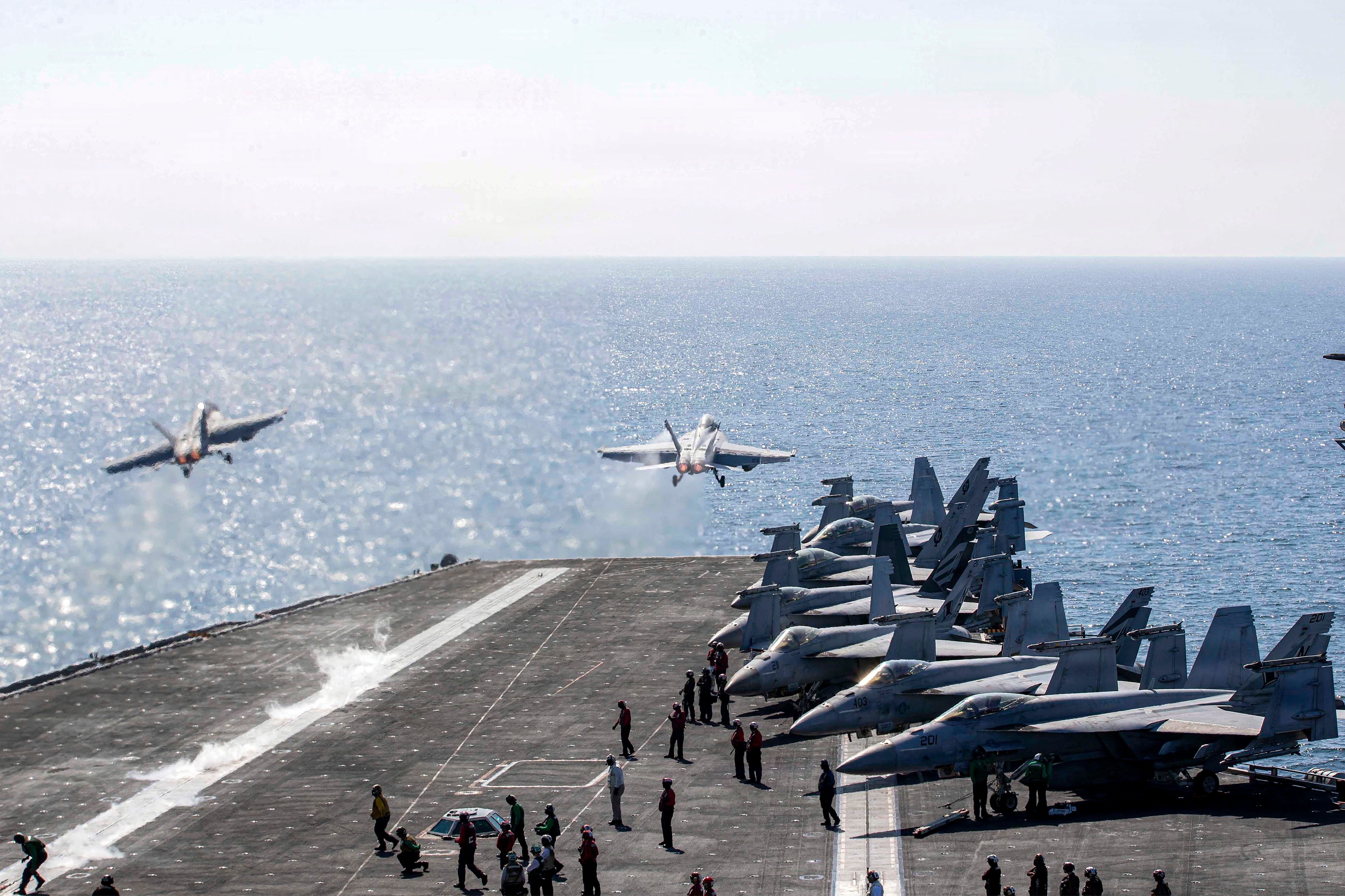 Dos F/A-18 Super Hornet despegan desde la cubierta de vuelo del portaaviones USS Abraham Lincoln (CVN 72) de clase Nimitz en apoyo de la Operación Furia Épica contra Irán. (Foto: AFP)