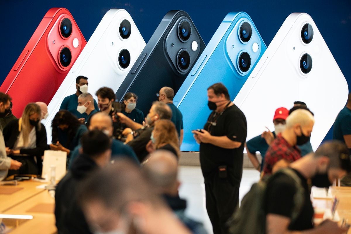 Customers inside an Apple store in New York. Photographer: Jeenah Moon/Bloomberg