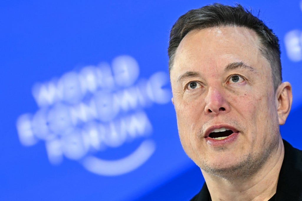 Elon Musk, director ejecutivo de SpaceX y Tesla, y empresario sudafricano-canadiense-estadounidense, habla durante la reunión anual del Foro Económico Mundial (FEM) en Davos el 22 de enero de 2026. El Foro Económico Mundial se celebra en Davos del 19 al 23 de enero de 2026. (Foto: Fabrice COFFRINI / AFP)