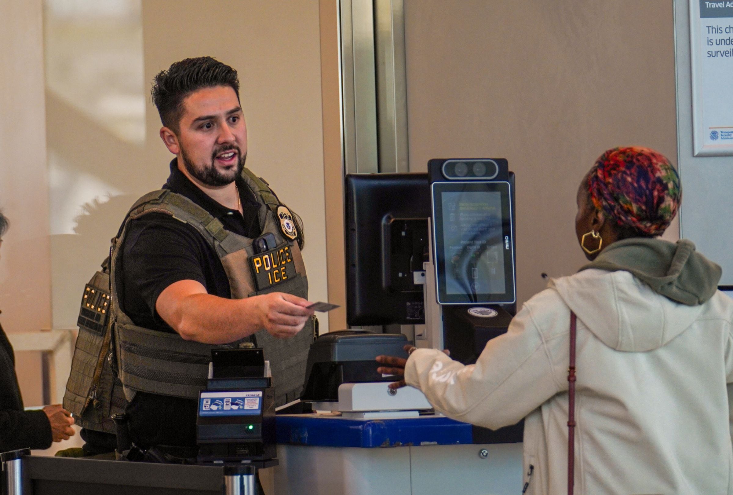 Un agente del ICE entrega la identificación a un viajero en un control de seguridad de la TSA en el aeropuerto LaGuardia, el 28 de marzo de 2026 en Nueva York (Foto: Ryan Murphy/Getty Images/AFP)