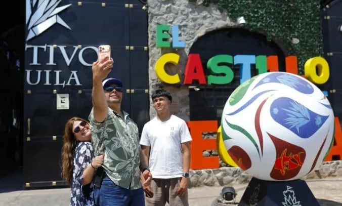 Personas posan para una fotografía al exterior de la destilería de Tequila 'El Castillo' en el poblado de Tequila, en Jalisco (México). EFE/ Francisco Guasco